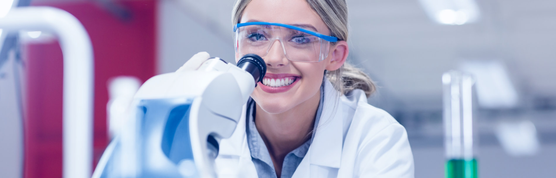 medtech analyzing specimens in the lab