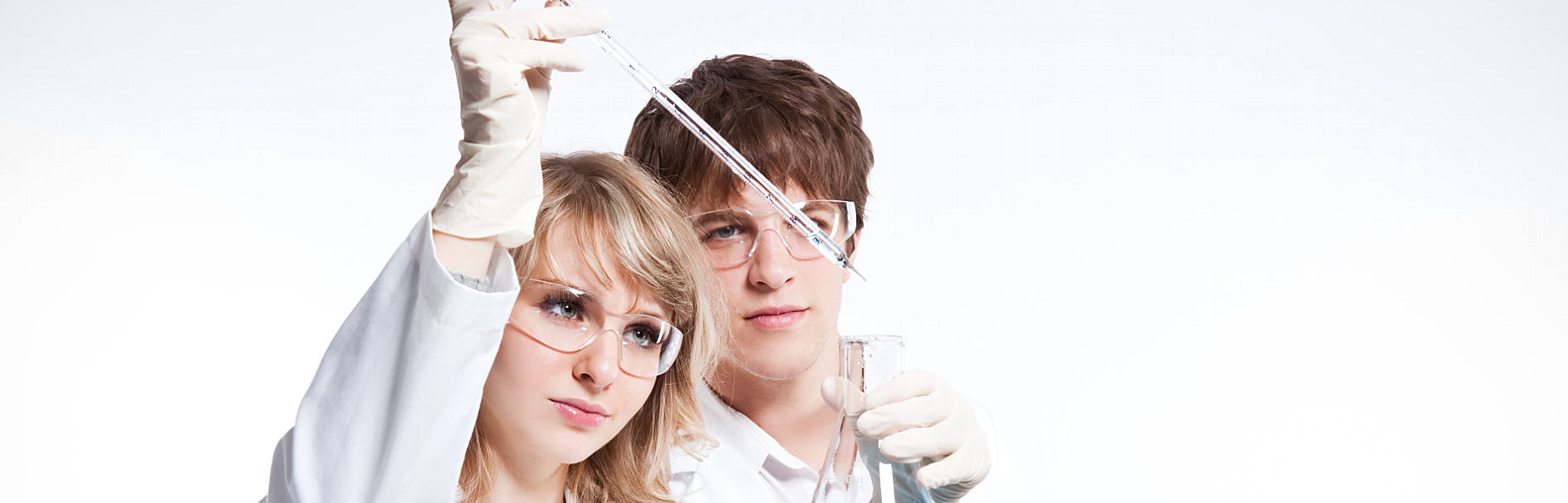 medtech analyzing specimens in the lab